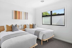 4 slaapkamers, een bureau, een strijkplank/strijkijzer, wifi