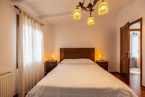 3 quartos, ferros/tábuas de passar roupa, berço de viagem