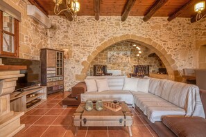 Televisie en een open haard