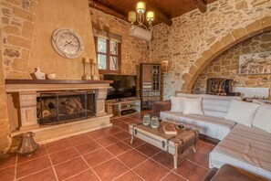 TV, fireplace - Villa Mardim -Villa with panoramic views in Crete (Kíssamos)