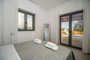 3 dormitorios, tabla de planchar con plancha, cuna de viaje