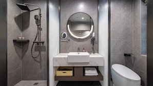 Quarto casal básico, vista para o jardim | Escrivaninha, espaço de trabalho para notebook, Wi-Fi de cortesia