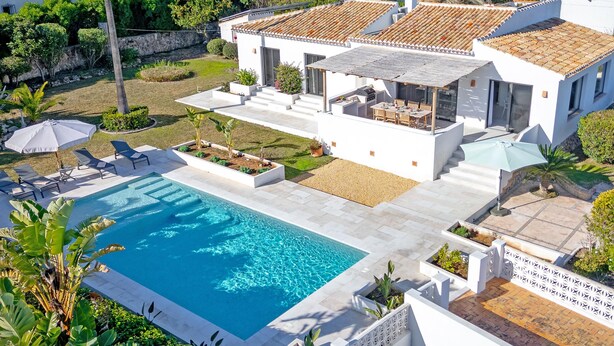 A modern house with a swimming pool, outdoor seating, and a well-maintained garden. - Jujube - Javea, Costa Blanca (Javea)