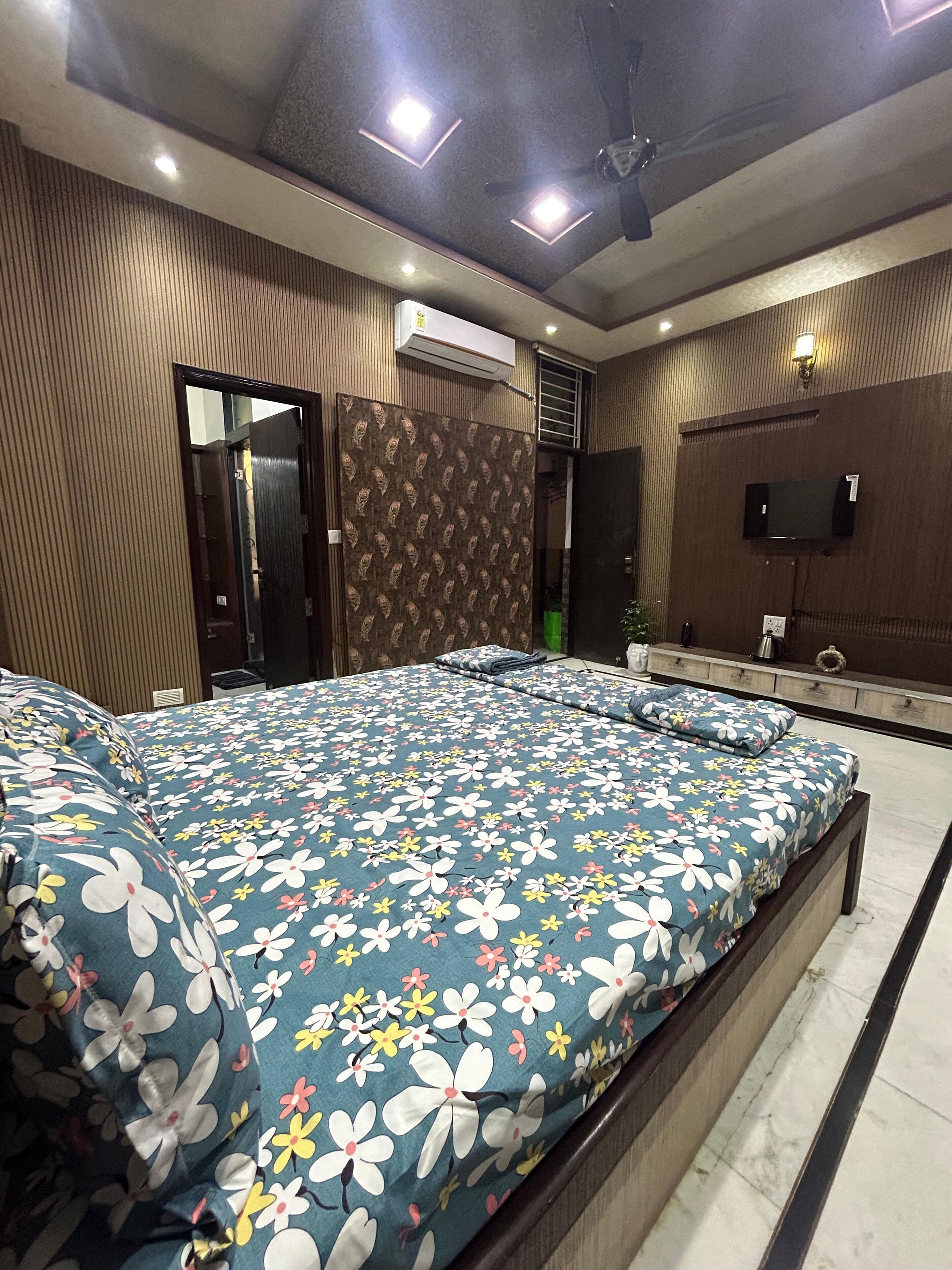 6 bedrooms, iron/ironing board, WiFi, bed sheets