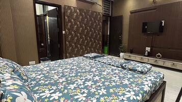 6 bedrooms, iron/ironing board, WiFi, bed sheets