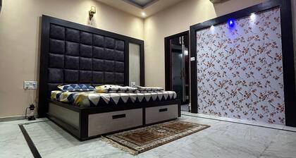 Spacious 6-bedroom apartment in gorgeous Jaipur with AC, WiFi
