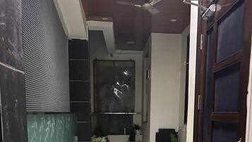Baignoire à jets, sèche-cheveux, serviettes fournies