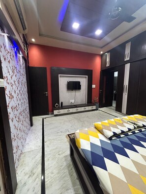 6 bedrooms, iron/ironing board, WiFi, bed sheets