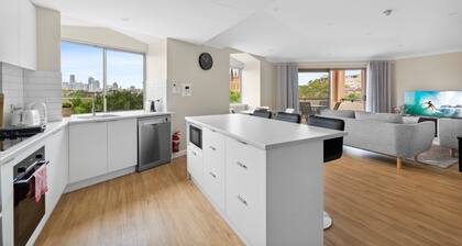 Stylish 2-Bed Camperdown Apartment with Balcony