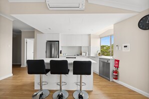 Een koelkast, een microgolfoven, een oven, een kookplaat