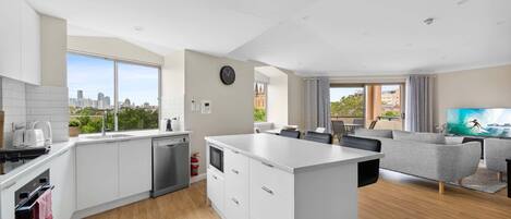 Réfrigérateur, micro-ondes, four, plaque de cuisson