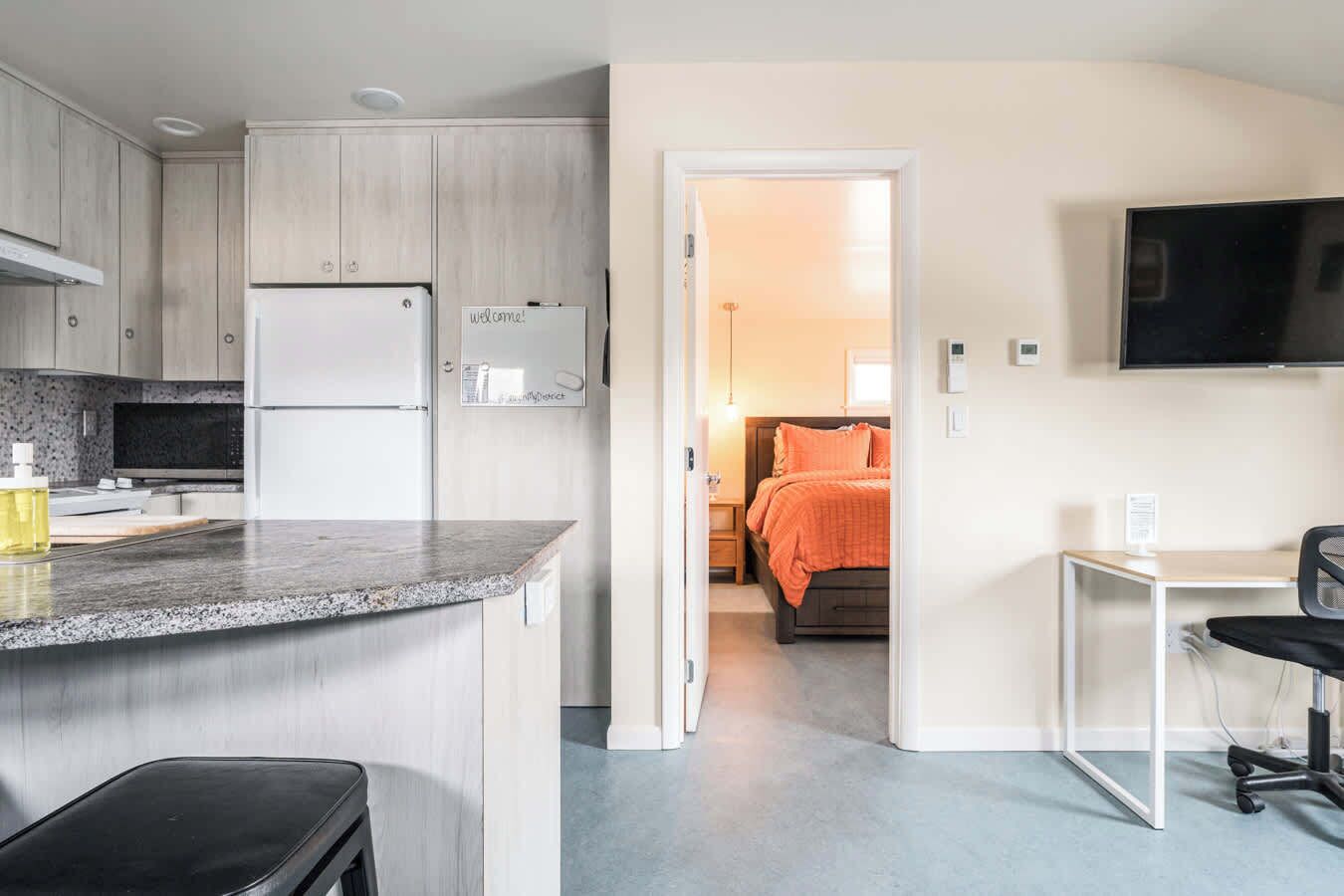 1 chambre, bureau, fer et planche à repasser, lit parapluie