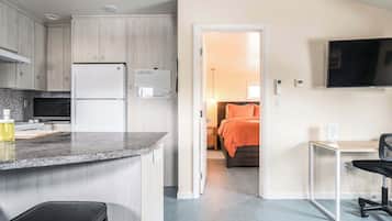 1 chambre, bureau, fer et planche à repasser, lit parapluie