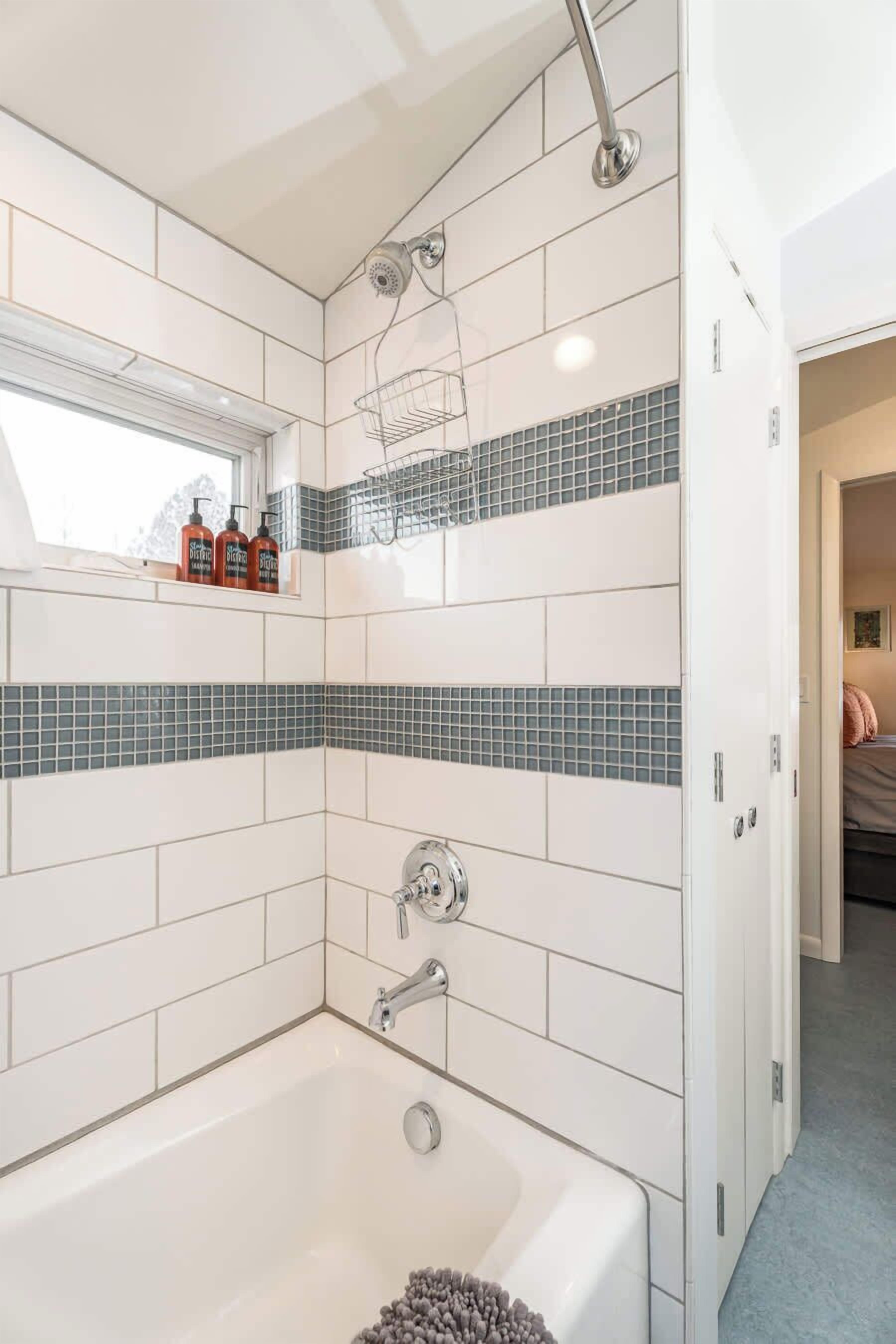 Dusche, Haartrockner, Handtücher, Shampoo