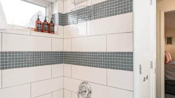 Dusche, Haartrockner, Handtücher, Shampoo