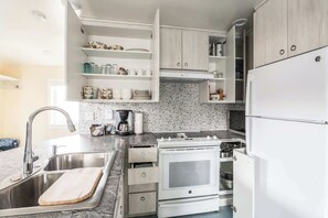 Refrigerador, microondas, horno y parrilla de estufa 