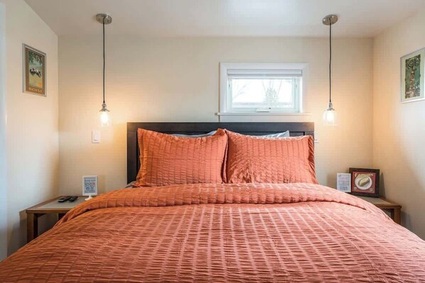 1 habitación, escritorio, tabla de planchar con plancha y cuna de viaje 