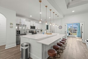 冷蔵庫、オーブン、コンロ、食器洗い機