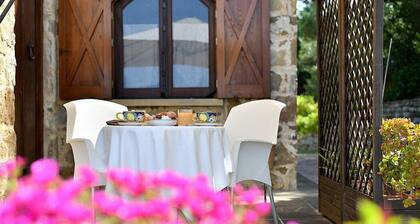 Villa delle Pigne Grande: A characteristic and welcoming three-story ancient house made of stone, with Free WI-FI.