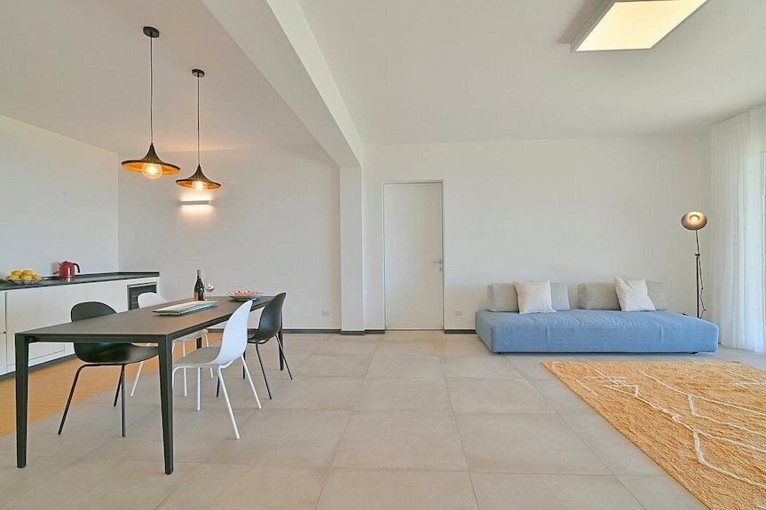 Villa Brezza: A Bright And Sunny Three-story Villa Situated In A Quiet Location, A Few Minutes From The Town Center, With Free Wi-fi. - Milo