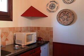 Spishäll, kaffe- och tebryggare, grytor/köksredskap och matbord