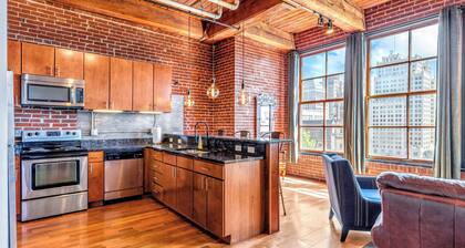 DWTN Loft: Walk to Sports, Stadiums & Convention