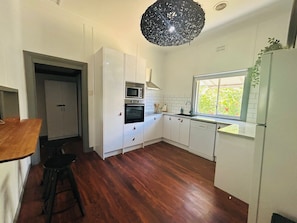 Microwave, oven, stovetop, dishwasher - Charming home in the heart of Dubbo (Dubbo)