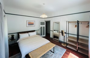 4 bedrooms, iron/ironing board, WiFi, bed sheets - Charming home in the heart of Dubbo (Dubbo)