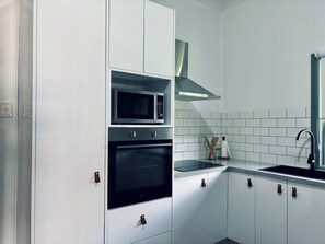 Micro-ondes, four, plaque de cuisson, lave-vaisselle