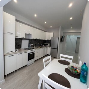 Kjøleskap, mikrobølgeovn, ovn og kokeplater