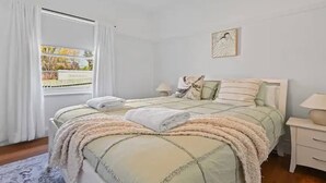 Room - Bant Cottage, Bant Cottage - Gorgeous Renovation, Neatly Styled (South Bathurst)