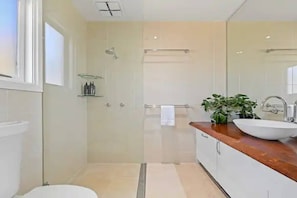 Chuveiro, secador de cabelo, toalhas de banho