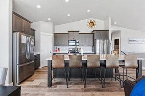 Kühlschrank, Mikrowelle, Ofen, Herdplatte