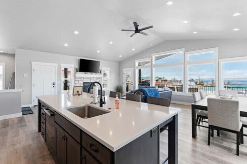 Sunny Side | Hot Tub, Sleeps 19, Games & Ideal Beach Resort!