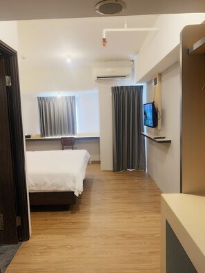 Superior Double or Twin Room, City View | Living area
