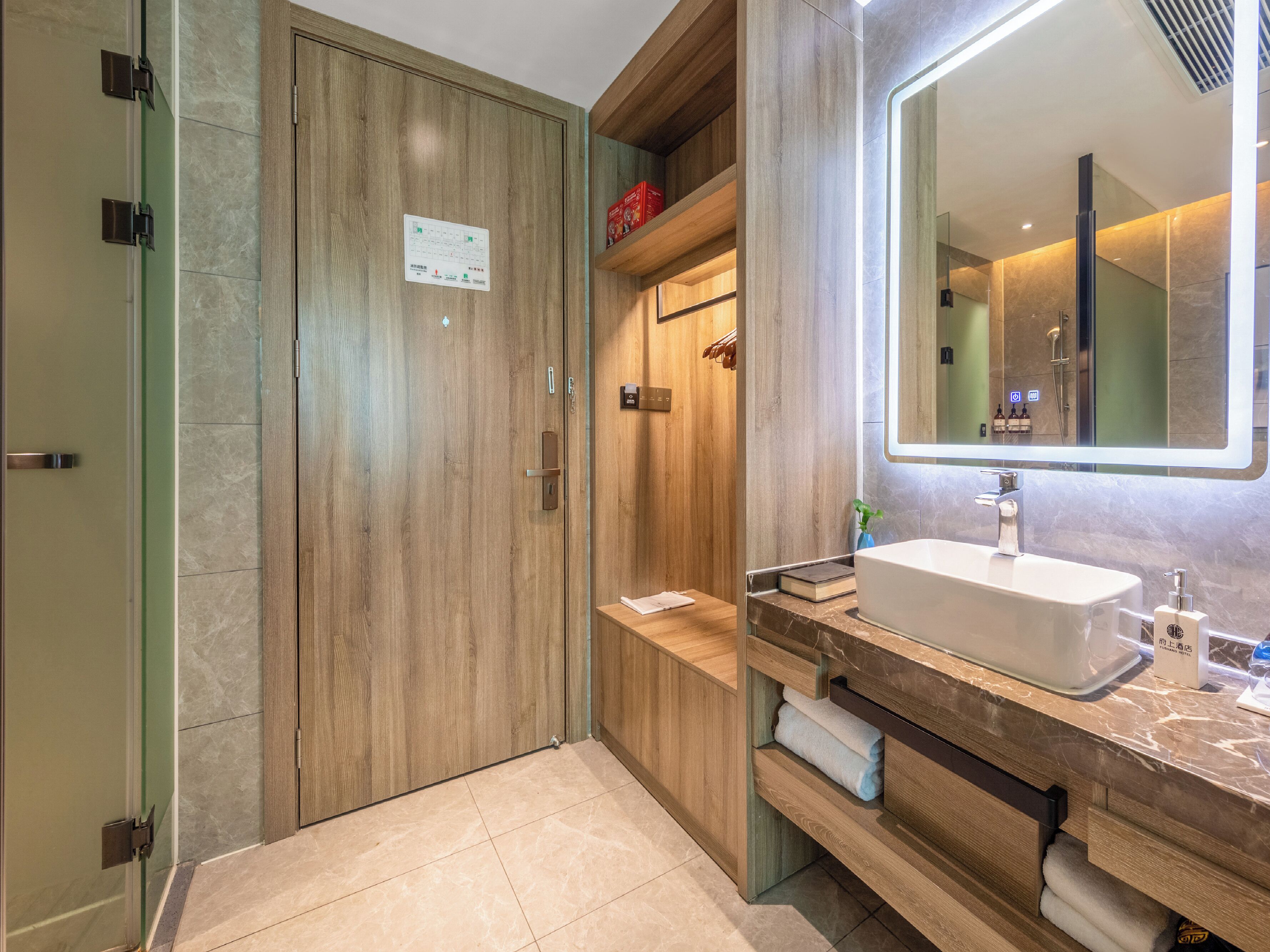 Habitación clásica con 2 camas individuales | Baño | Regadera, secadora de cabello, pantuflas, toallas 