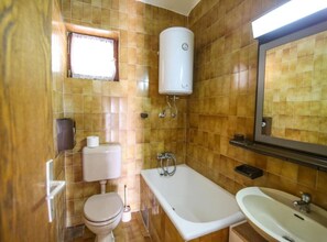 Apartamento (Two Bedroom Apartment) | Banheiro | Banheira, toalhas de banho