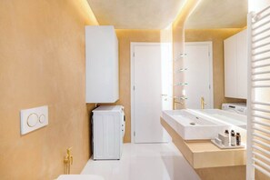 Ducha, secador de pelo, toallas, jabón