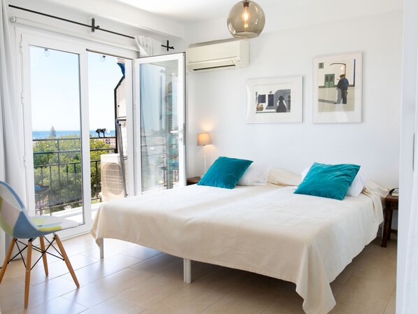 2 bedrooms, desk, internet