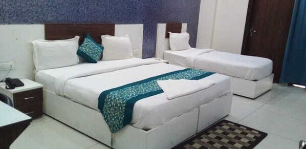 Deluxe Triple Room | Desk, free WiFi