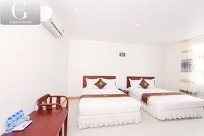 Desk, laptop workspace, free WiFi - Bong Sen Xanh Hotel (Cao Lanh)
