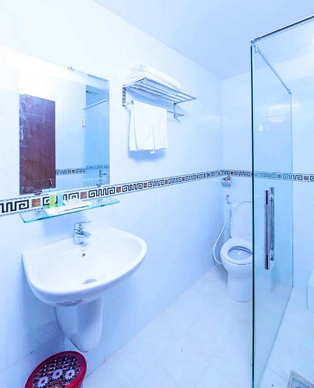 Deluxe vierpersoonskamer, uitzicht op de stad | Badkamer | Gratis toiletartikelen, een haardroger, pantoffels, handdoeken