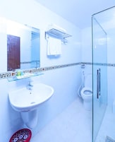 Quarto quádruplo luxo, vista para a cidade | Banheiro | Produtos de toalete grátis, secador de cabelo, chinelos, bidê