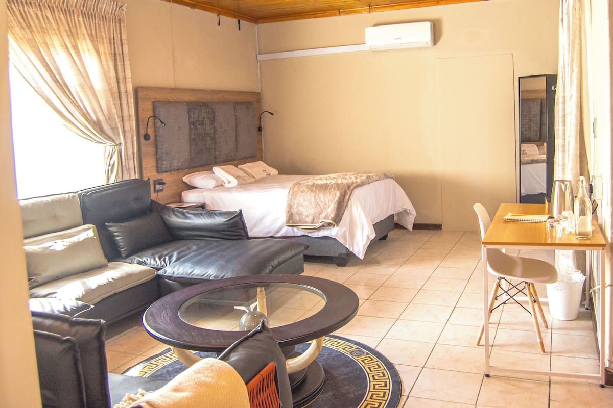 Deluxe Double Room | Individually decorated, individually furnished, desk, laptop workspace