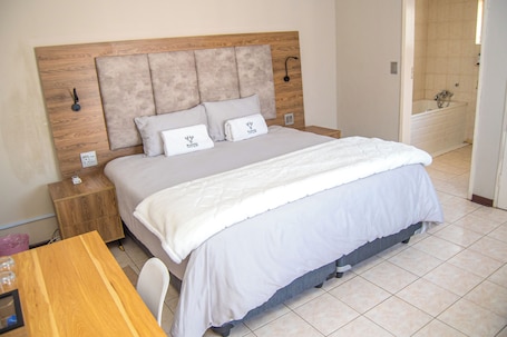 Deluxe Double Room, 1 King Bed, Non Smoking | Individually decorated, individually furnished, desk, laptop workspace