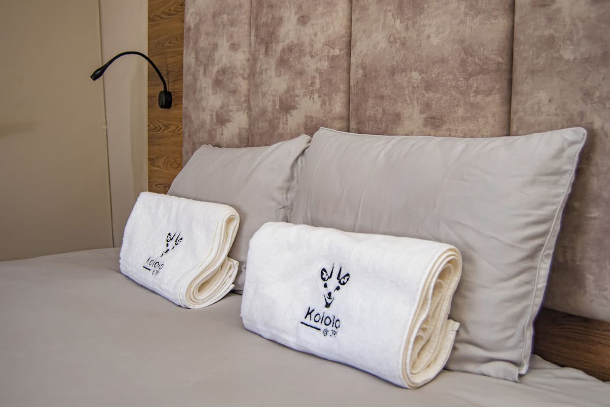Deluxe Double Room, 1 King Bed, Non Smoking | Individually decorated, individually furnished, desk, laptop workspace