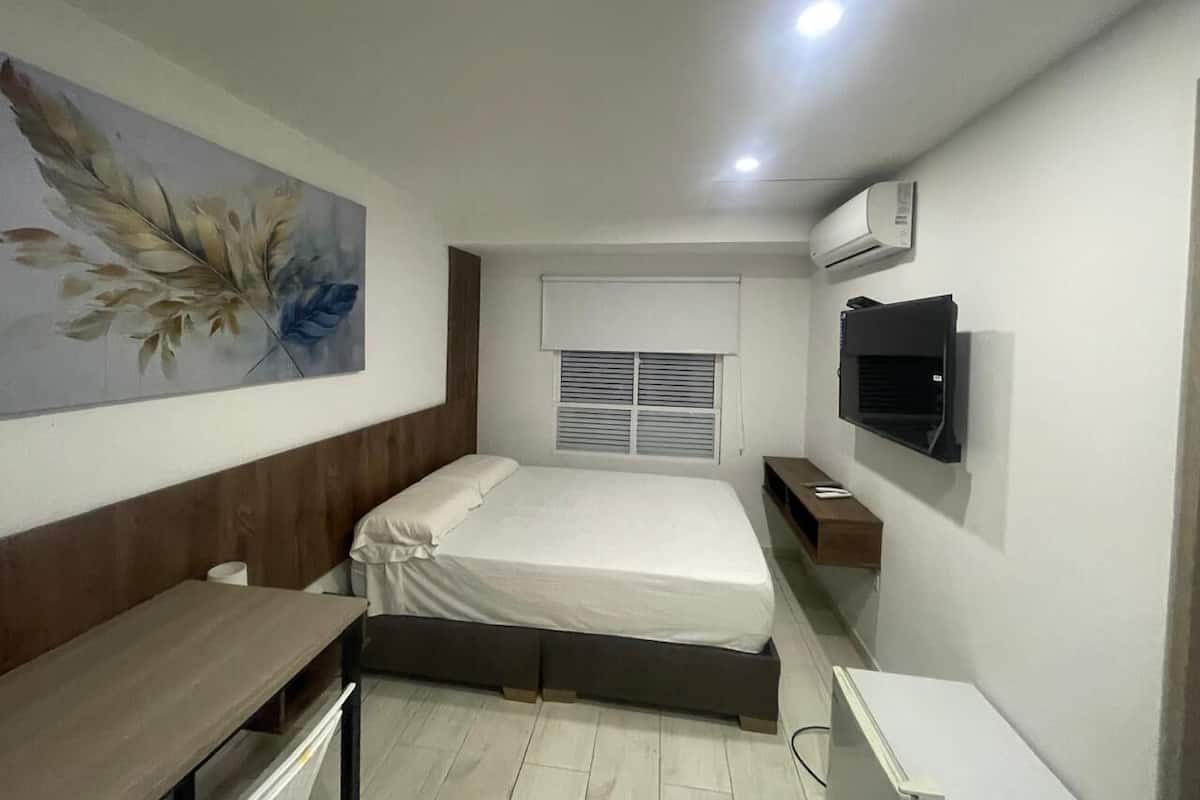 Caja de seguridad en la habitación y escritorio