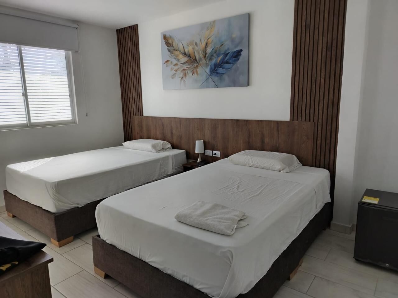 Habitación cuádruple Confort | Caja de seguridad en la habitación y escritorio 