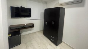 In-room safe, desk, laptop workspace, iron/ironing board (on request) - HOTEL BOUTIQUE LOS REYES (Acacias)