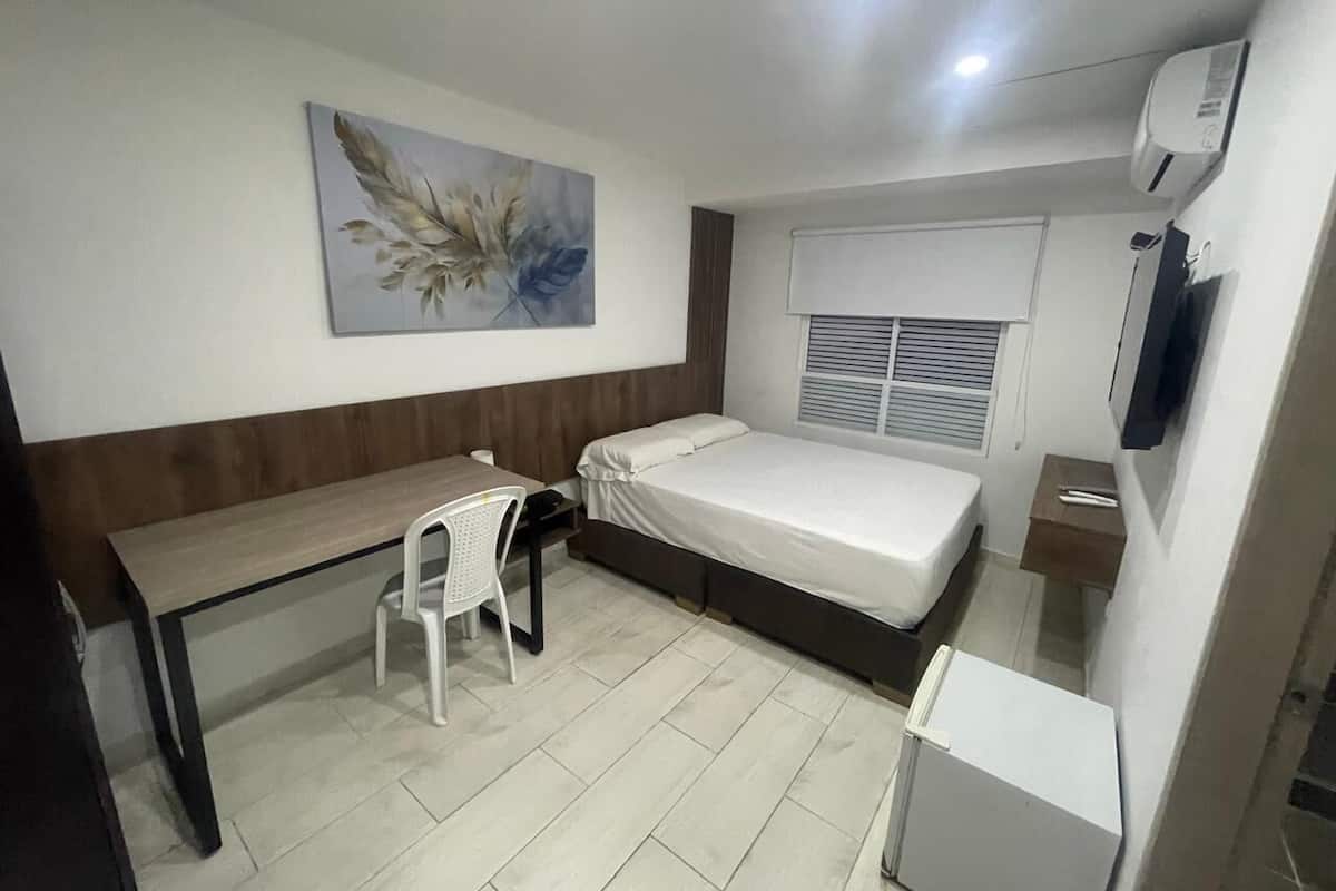 Caja de seguridad en la habitación y escritorio